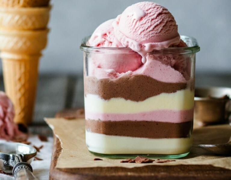 Faça em casa essa versão adulta do clássico da infância e nunca mais compre sorvete pronto no supermercado. Sim, você vai querer repetir essa delícia muitas vezes.
