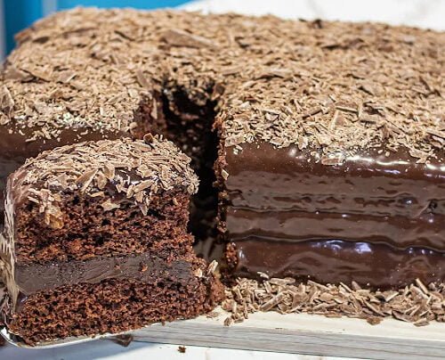 Bolo de Aniversário de Chocolate Molhadinho