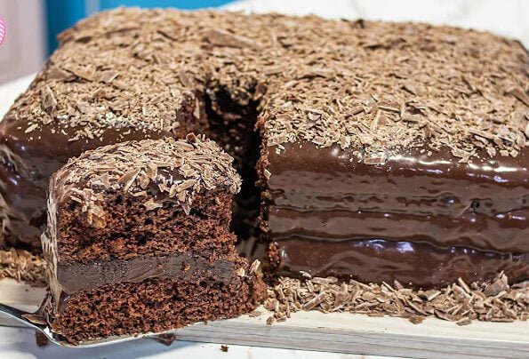 Descubra a receita secreta do bolo de aniversário de chocolate mais delicioso que você já provou! Super úmido e fácil de fazer.