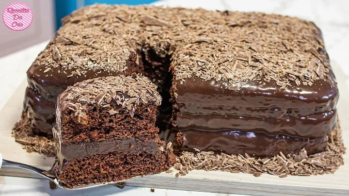 Descubra a receita secreta do bolo de aniversário de chocolate mais delicioso que você já provou! Super úmido e fácil de fazer.