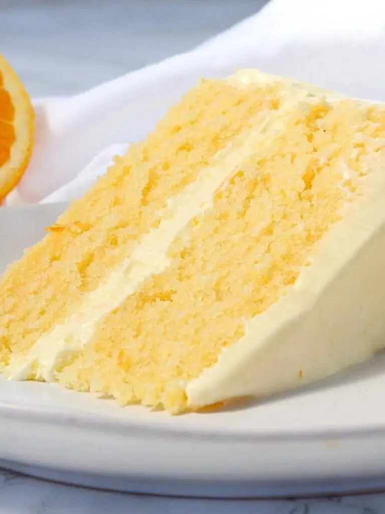 Descubra como fazer um bolo de laranja úmido, delicioso e leve, com uma irresistível cobertura cremosa de laranja. Ele é perfeito para qualquer ocasião!