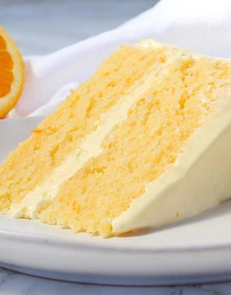 Descubra como fazer um bolo de laranja úmido, delicioso e leve, com uma irresistível cobertura cremosa de laranja. Ele é perfeito para qualquer ocasião!