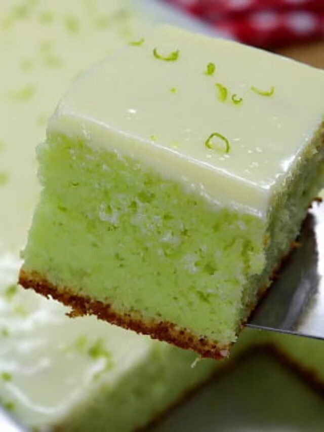 Bolo de limão com gelatina verde