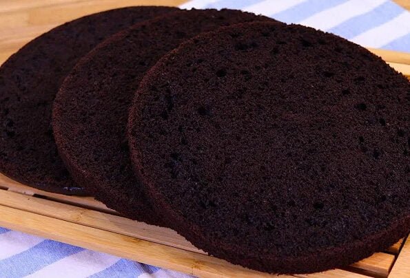 Essa receita rende um bolo generoso, perfeito para festas e comemorações, servindo até 20 pessoas!