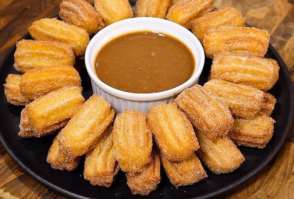 Faça mini churros caseiros crocantes por fora e macios por dentro, perfeitos. Receita fácil e deliciosa com ingredientes simples.