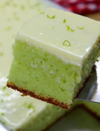 Descubra o truque simples para um bolo de gelatina de limão incrivelmente fofinho e úmido. Se você acha que não leva jeito para a cozinha, essa receita vai te provar o contrário.