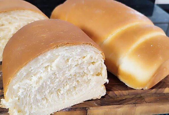 Aprenda a fazer um pão caseiro fofinho e delicioso com essa receita fácil! Perfeito para o café da manhã, lanche ou qualquer outra ocasião.