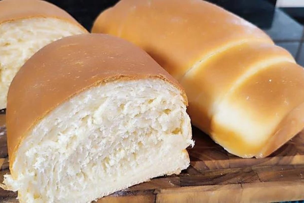 Cansado de pãozinho duro e sem sabor? Quer um pão caseiro fofinho, quentinho e delicioso para acompanhar suas refeições? Então essa receita é pra você!