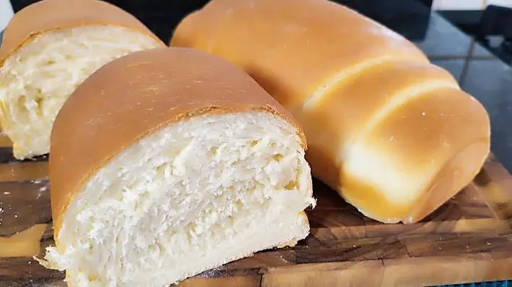 Aprenda a fazer um pão caseiro fofinho e delicioso com essa receita fácil! Perfeito para o café da manhã, lanche ou qualquer outra ocasião.