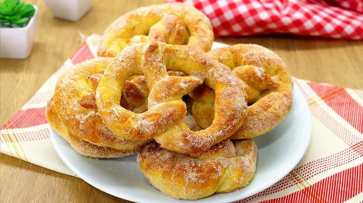 Aprenda a fazer um pretzel caseiro macio por dentro e crocante por fora. Receita simples e rápida, ideal para iniciantes na cozinha.