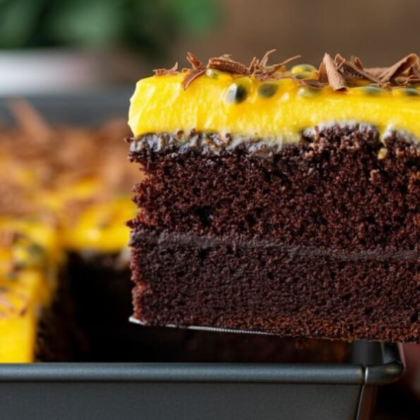 Descubra como preparar um bolo de chocolate irresistível com um mousse de maracujá cremoso e leve. Essa receita fácil vai te conquistar!