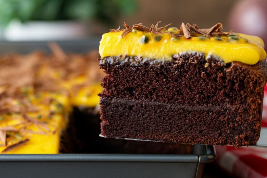 Descubra como preparar um bolo de chocolate irresistível com um mousse de maracujá cremoso e leve. Essa receita fácil vai te conquistar!