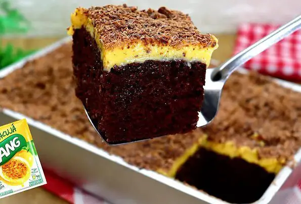 Descubra como preparar um bolo de chocolate irresistível com um mousse de maracujá cremoso e leve. Essa receita fácil vai te conquistar!