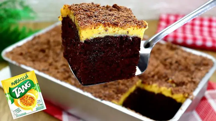 Descubra como preparar um bolo de chocolate irresistível com um mousse de maracujá cremoso e leve. Essa receita fácil vai te conquistar!