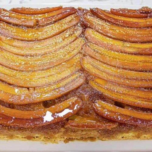 Bolo de banana com massa fofinha, fácil de fazer e muito gostoso