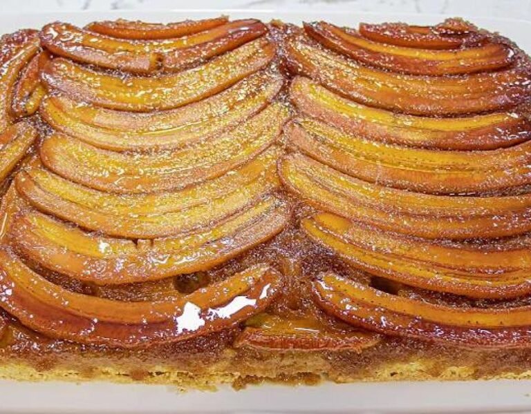 Aprenda a fazer o mais delicioso bolo de banana caramelizada! Nossa receita fácil e completa te ensina a preparar um bolo úmido e gostoso.