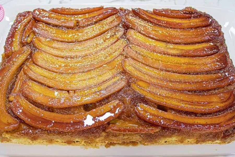 Aprenda a fazer o mais delicioso bolo de banana caramelizada! Nossa receita fácil e completa te ensina a preparar um bolo úmido e gostoso.