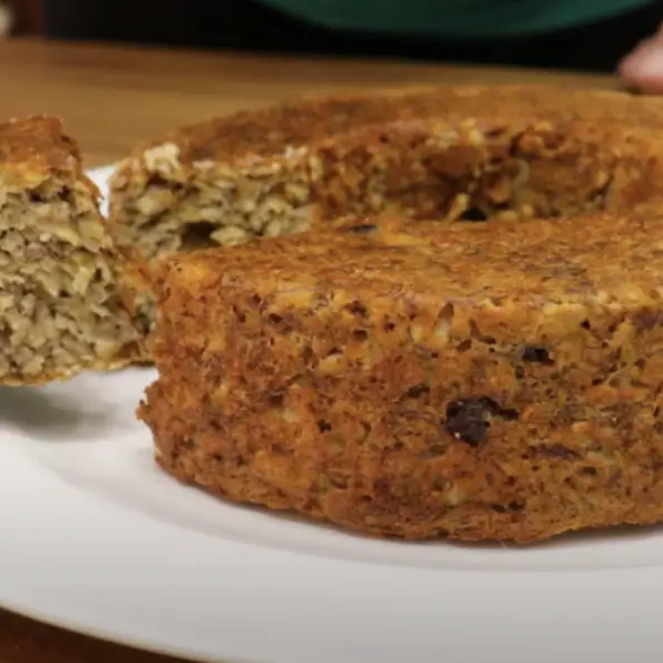 Bolo de banana delicioso e saudável sem farinha, açúcar, leite ou óleo! Aprenda a fazer essa receita fácil e rápida em casa.