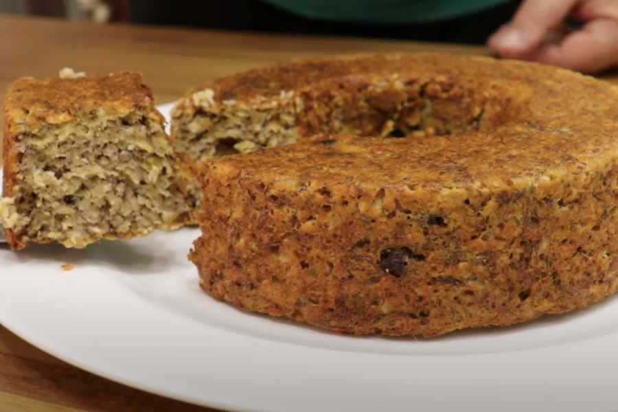 Bolo de banana delicioso e saudável sem farinha, açúcar, leite ou óleo! Aprenda a fazer essa receita fácil e rápida em casa.