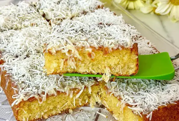 Descubra a receita secreta do bolo de tapioca mais fofinho e úmido que você já provou! Perfeito para um lanche da tarde ou café da manhã.