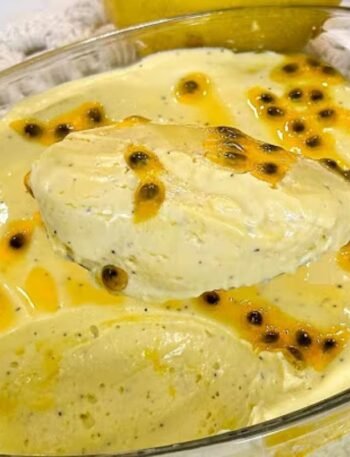 Esqueça tudo o que você sabe sobre mousse de maracujá. Descubra uma versão leve, cremosa e surpreendentemente deliciosa, feita com apenas 3 ingredientes e sem leite condensado.