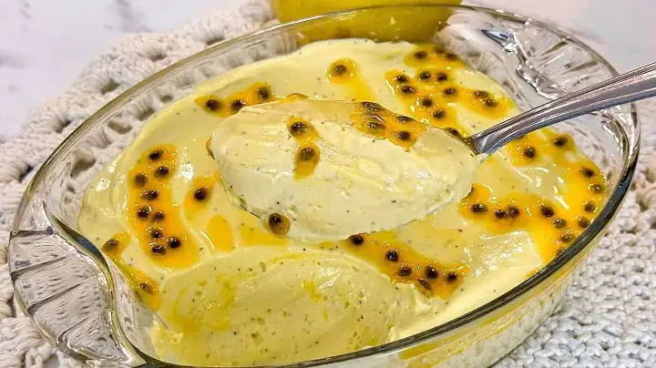 Descubra como fazer mousse de maracujá sem leite condensado delicioso e refrescante, feito com ingredientes naturais e sem creme de leite.