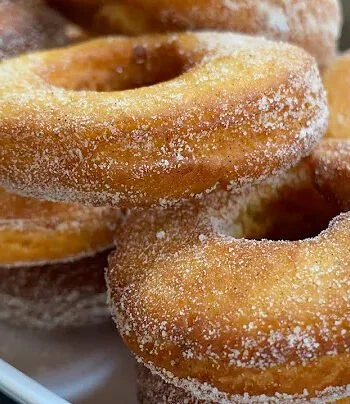 Aprenda a fazer rosquinhas de leite condensado fofinhas e irresistíveis! Descubra o passo a passo completo e prepare essa delícia na sua casa.