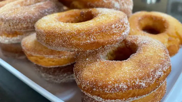 Aprenda a fazer rosquinhas de leite condensado fofinhas e irresistíveis! Descubra o passo a passo completo e prepare essa delícia na sua casa.