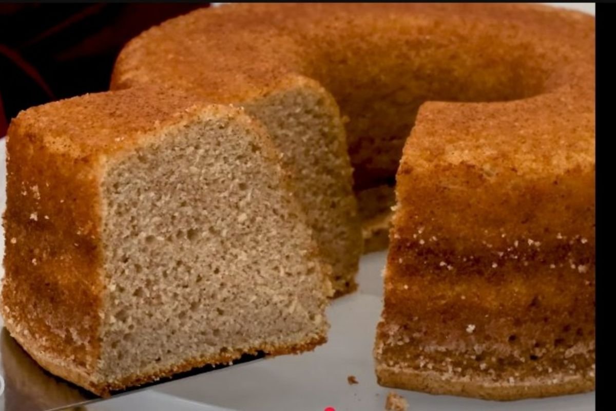Aprenda a fazer um bolo de banana macio e delicioso com essa receita fácil e rápida! Perfeito para o café da manhã ou lanche da tarde, esse bolo vai te conquistar.