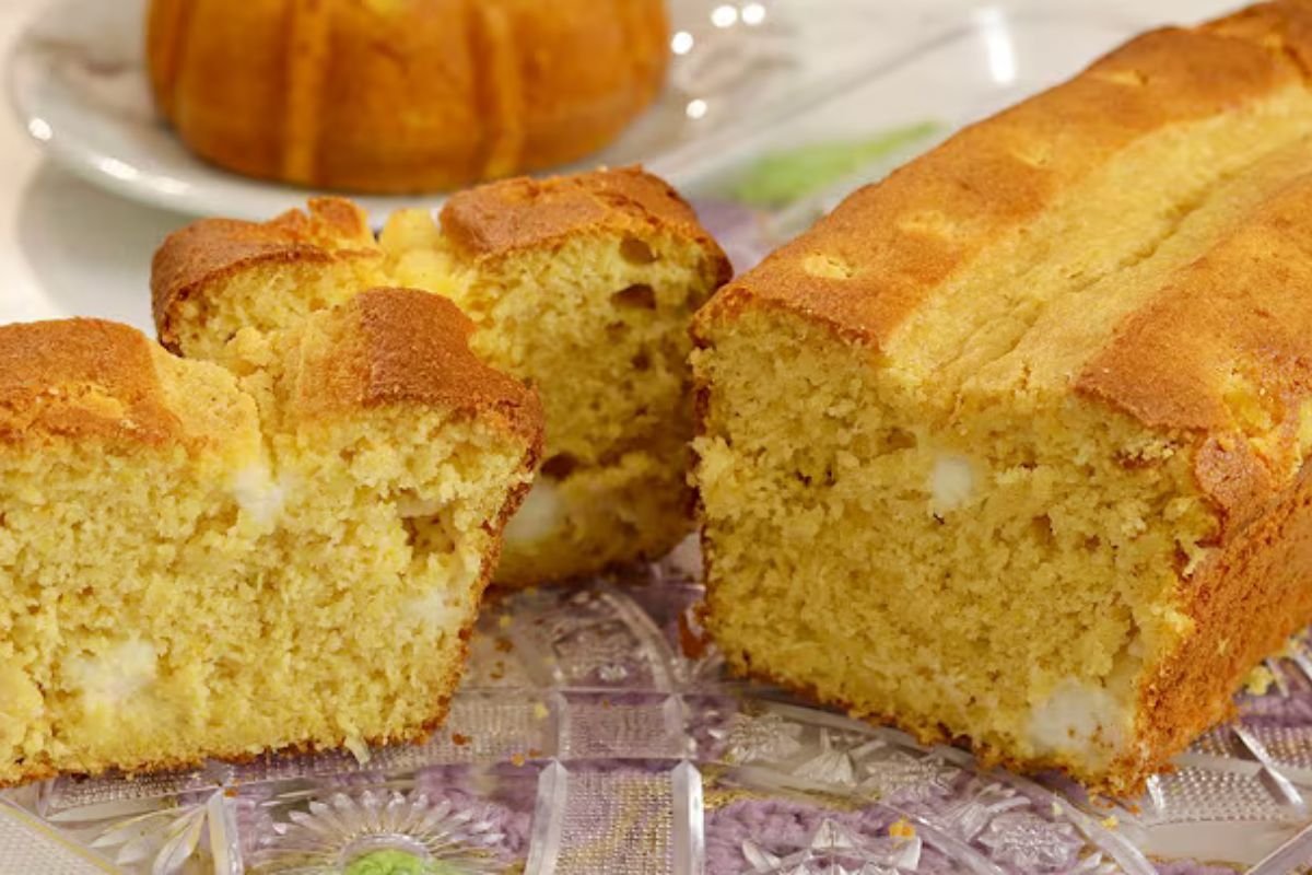 Aprenda a fazer bolo de milho com requeijão fácil e delicioso! Perfeito para o café da manhã ou lanche da tarde, esse bolo vai te conquistar.