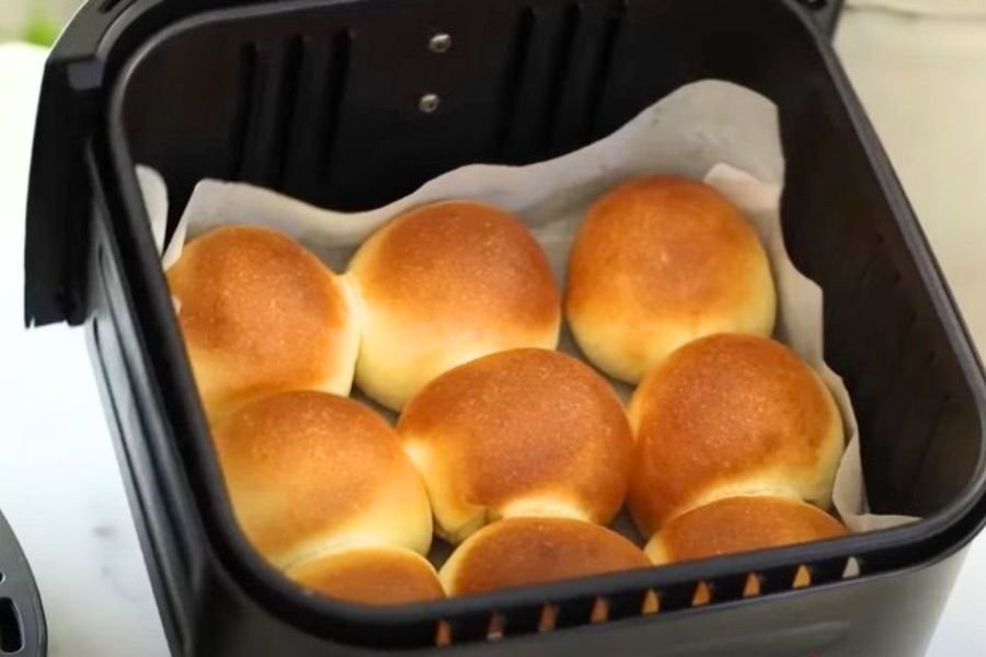 Aprenda a fazer um pão caseiro na airfryer que fica pronto em 15 minutos ou menos. É muito rápido e fica macio como de padaria.