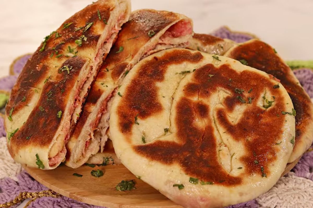 Aprenda a fazer um pão de presunto e queijo na frigideira, fácil e delicioso! Perfeito para lanches rápidos ou jantares práticos, essa receita vai conquistar todo mundo.