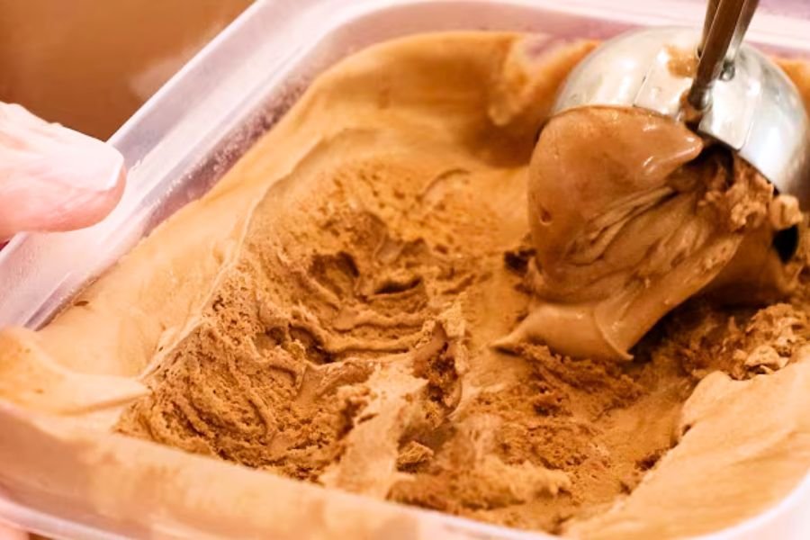 Aprenda a fazer o melhor sorvete de chocolate caseiro, cremoso e sem máquina! Perfeito para vender, essa receita vai te conquistar.