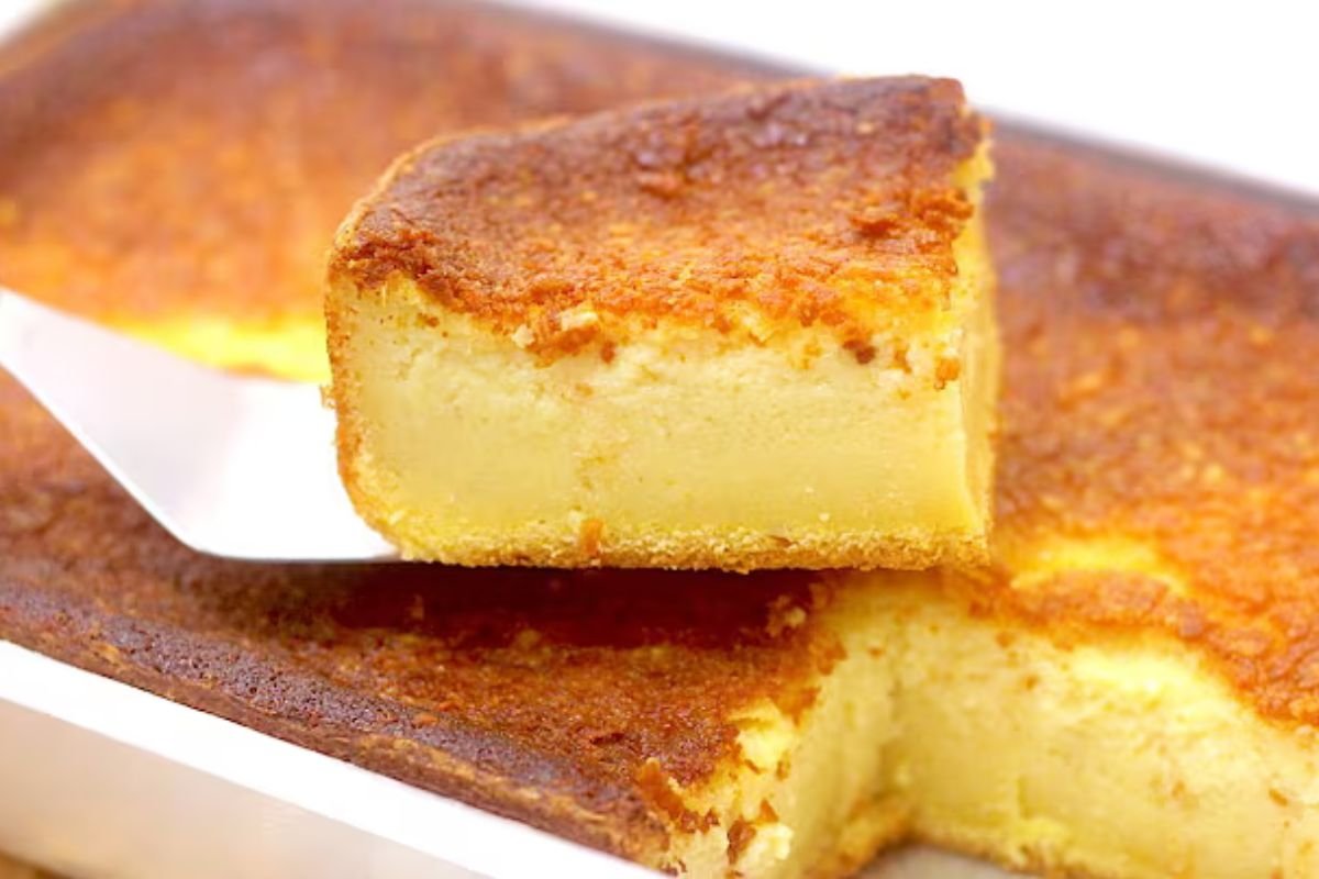 Aprenda a fazer um bolo pamonha cremoso com milho verde e queijo. Receita simples, perfeita para festas juninas e momentos especiais.