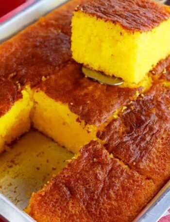 Aprenda a fazer um delicioso bolo de milho de festa junina com esta receita fácil e prática. Perfeito para o São João, ele rende 12 fatias!