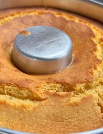 Com essa receita, você vai descobrir como é fácil e rápido preparar um bolo macio e delicioso, ideal para qualquer hora do dia.