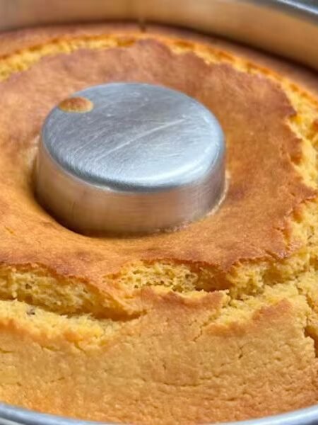 Com essa receita, você vai descobrir como é fácil e rápido preparar um bolo macio e delicioso, ideal para qualquer hora do dia.